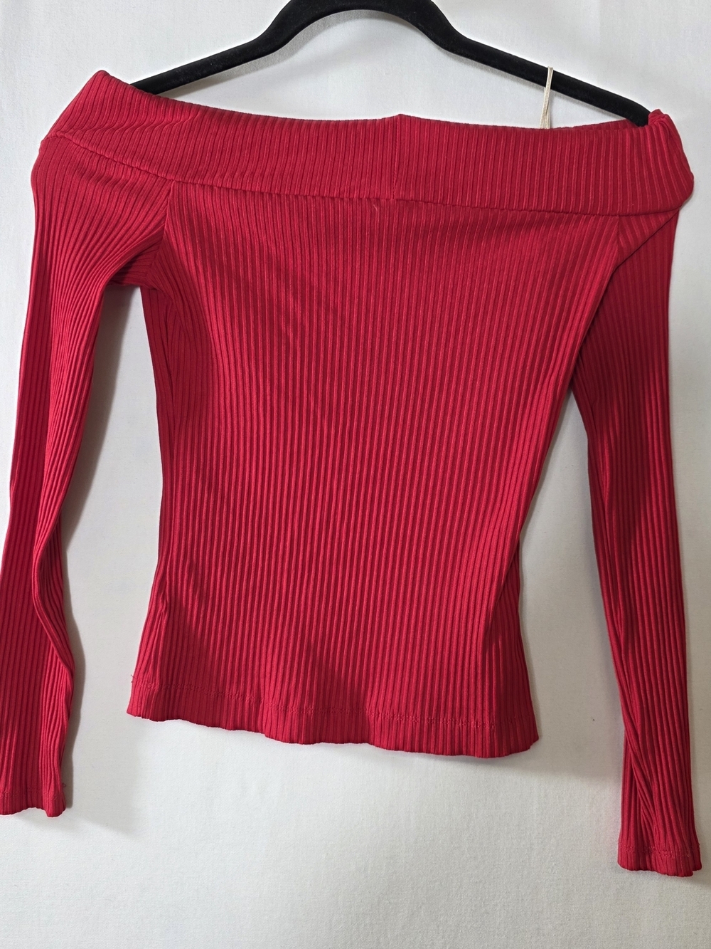 Aritzia Wilfred Ribbed Off-Shoulder Long Sleeve body con Top in Red